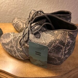 Toms Kala Black Multi Faux Snake Sz 10